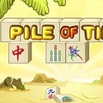 En rekke av mahjong-brikker med teksten Pile of Tiles i et solfylt landskap