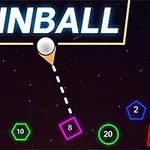 Pinball-skjermbilde med en hvit kule, geometriske former og tall i forskjellige farger på en mørk bakgrunn