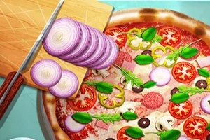 En pizza med skiver av løk, tomater, grønne blader og andre pålegg ved siden av en skjærefjøl med skivede løk