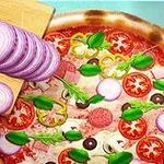 En pizza med skiver av løk, tomater, grønne blader og andre pålegg ved siden av en skjærefjøl med skivede løk