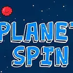 Tegnet tekst PLANET SPIN mot en mørkeblå bakgrunn med stjerner, samt små røde og grønne figurer med ansikter