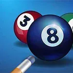 Tre biljardkuler med tallene 3, 8 og 6 og en biljardkø mot en blå bakgrunn