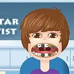 Illustrasjon av en tegneseriefigur med åpen munn og ødelagte tenner, foran en tannlegebakgrunn med teksten Popstar Dentist