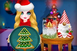 En kvinne med julelue holder en tallerken med et juletreformet pepperkake, ved siden av et bord med en snøkule og en nissefigur