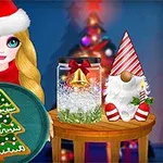 En kvinne med julelue holder en tallerken med et juletreformet pepperkake, ved siden av et bord med en snøkule og en nissefigur