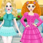 To an animerte figurer kledd i fargerike antrekk der den ene har en blå kjole med en veske, og den andre en rosa kjole, står i en utendørs setting med blomster og en vannfontene i bakgrunnen