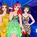 Fire animerte kvinner i fargerike selskapskjoler poserer foran et glitrende festlys