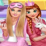 To jenter kledd i rosa pyjamas, hvorav den ene holder en cupcake og den andre en hvit kanin, med en lilla krone og øyemaske som tilbehør