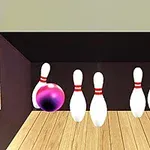 Bowlingkjegler står på en bane med en lilla bowlingkule som treffer dem