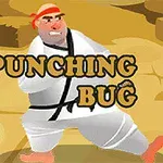 En tegnet mann i hvit kampsportdrakt med rød hodebånd står klar til kamp på en sandfarget bakgrunn, med teksten Punching Bug i midten