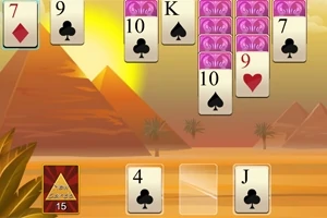 Pyramider i en ørken med spillekort oppstilt i forgrunnen