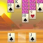 Pyramider i en ørken med spillekort oppstilt i forgrunnen