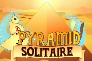 En gyllen pyramide i en ørkenbakgrunn med spillkort og teksten PYRAMID SOLITAIRE foran