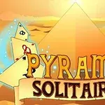 En gyllen pyramide i en ørkenbakgrunn med spillkort og teksten PYRAMID SOLITAIRE foran