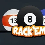 Tre biljardkuler med tallene 13, 8, og 2, samt tekstlogoen RackEm foran dem