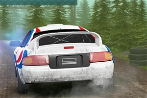 En hvit rallybil med røde og blå striper kjører raskt på en skogsvei omgitt av tette trær