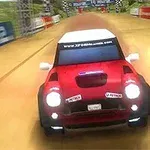 Rally Point 2 Rød bil med hvitt tak kjører raskt på en sandete racerbane med reklameskilt langs sidene