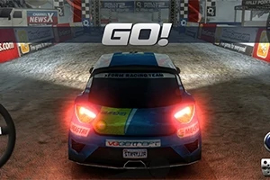 Rally Point En racerbil stÄr klar pÄ startstreken med lyset pÄ, omgitt av tribunereklamer, under et skilt som sier GO!