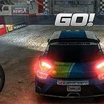Rally Point En racerbil stÄr klar pÄ startstreken med lyset pÄ, omgitt av tribunereklamer, under et skilt som sier GO!