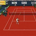 En pikselert tenniskamp med to spillere på en rød bane, omgitt av tilskuere og resultattavle