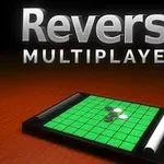 Teksten Reversi Multiplayer vises over et grønt brettspill med svarte og hvite brikker på et bord