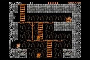 Et pikselert spillbilde viser et labyrintlignende nivå med stiliserte steinvegger, stiger, og figurer som navigerer gjennom en grotte