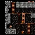 Et pikselert spillbilde viser et labyrintlignende nivå med stiliserte steinvegger, stiger, og figurer som navigerer gjennom en grotte