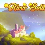 Et solfylt landskap med en elv, omgitt av grønne trær og en middelalderslott, med teksten River Solitaire øverst