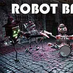 En gruppe roboter spiller musikkinstrumenter på en brosteinsbelagt gate med teksten Robot Band over dem
