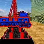 Berg-og-dalbane foran et gult nett og blå himmel med logoen Roller Coaster 2019