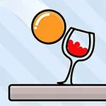 En oransje ball spretter mot et vinglass fylt med rød væske på en hylle
