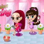 To unge jenter i en fargerik salong med blomster og speil, med en tekst som sier My Salon Slacking