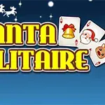 Tittelen Santa Solitaire i gule bokstaver mot en blå bakgrunn med snøfnugg, ledsaget av julemotiver på kort og et bilde av reinsdyr og slede
