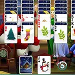 Kortspill med juletema og illustrasjoner som viser julenek, gaver og snømann på kortene