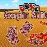 En skorpion på en ørkensand med spillekort markert med skorpionsymboler og tekstlogo over