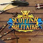 Trebakgrunn med spillkort, flaske og glass med drikke, pipe, samt fjærpenn, med ordet Scottish Solitaire i sentrum