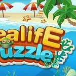 Fargerik illustrasjon med teksten Sealife Puzzle foran en strand med palmer, parasoller og stjerner i sanden