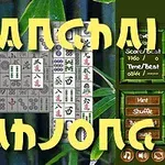 Brett med mahjong-brikker vises med store, gule bokstaver som danner teksten Shanghai Mahjong, med en bakgrunn av bambus og menyknapper til høyre