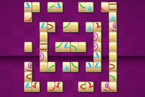 Mahjong-brikker med ulike fargede symboler er arrangert i et mønster på en lilla bakgrunn