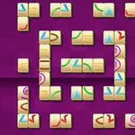 Mahjong-brikker med ulike fargede symboler er arrangert i et mønster på en lilla bakgrunn