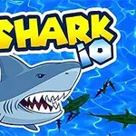 En animert hai med åpen munn svømmer over blått vann med flere haier i bakgrunnen, med teksten SHARK io i gule og hvite bokstaver