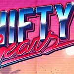 Teksten Shifty Gears i fet, retrostil med en rosa og oransje bakgrunn som minner om en solnedgang