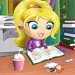 En animert jente med blondt hår leser en bok ved et skrivebord omgitt av skoleforsyninger, en smoothie og en stabel bøker i et bibliotek