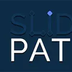 Blå bakgrunn med teksten SLIDE PATH i hvit, hvor SLIDE har dekorative bokstavkoblede linjer med en lilla og en rød prikk