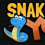 En tegneserieblå slange med store øyne ved siden av teksten SNAKE YO skrevet i gule og oransje bokstaver mot en mørk bakgrunn