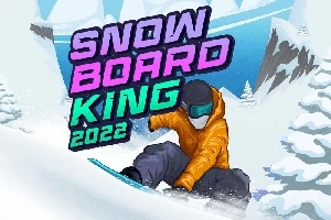 En snøbrettkjører i oransje jakke og mørke bukser kjører nedover en snødekt bakke omgitt av trær, med teksten SNOWBOARD KING 2022 i fargerik skrift
