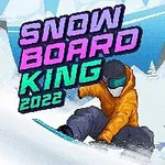 En snøbrettkjører i oransje jakke og mørke bukser kjører nedover en snødekt bakke omgitt av trær, med teksten SNOWBOARD KING 2022 i fargerik skrift