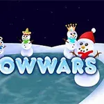 Tegneserie-snømenn med ulike hatter står rundt en islagt dam under en stjerneklar himmel, med teksten SNOWWARS i forgrunnen