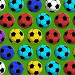 Fargerike fotballer med ulike mønstre og farger er plassert på en grønn bakgrunn