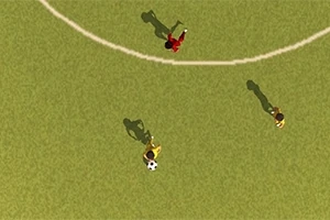 En fotballkamp sett ovenfra med tre spillere og en ball på en grønn gressbane